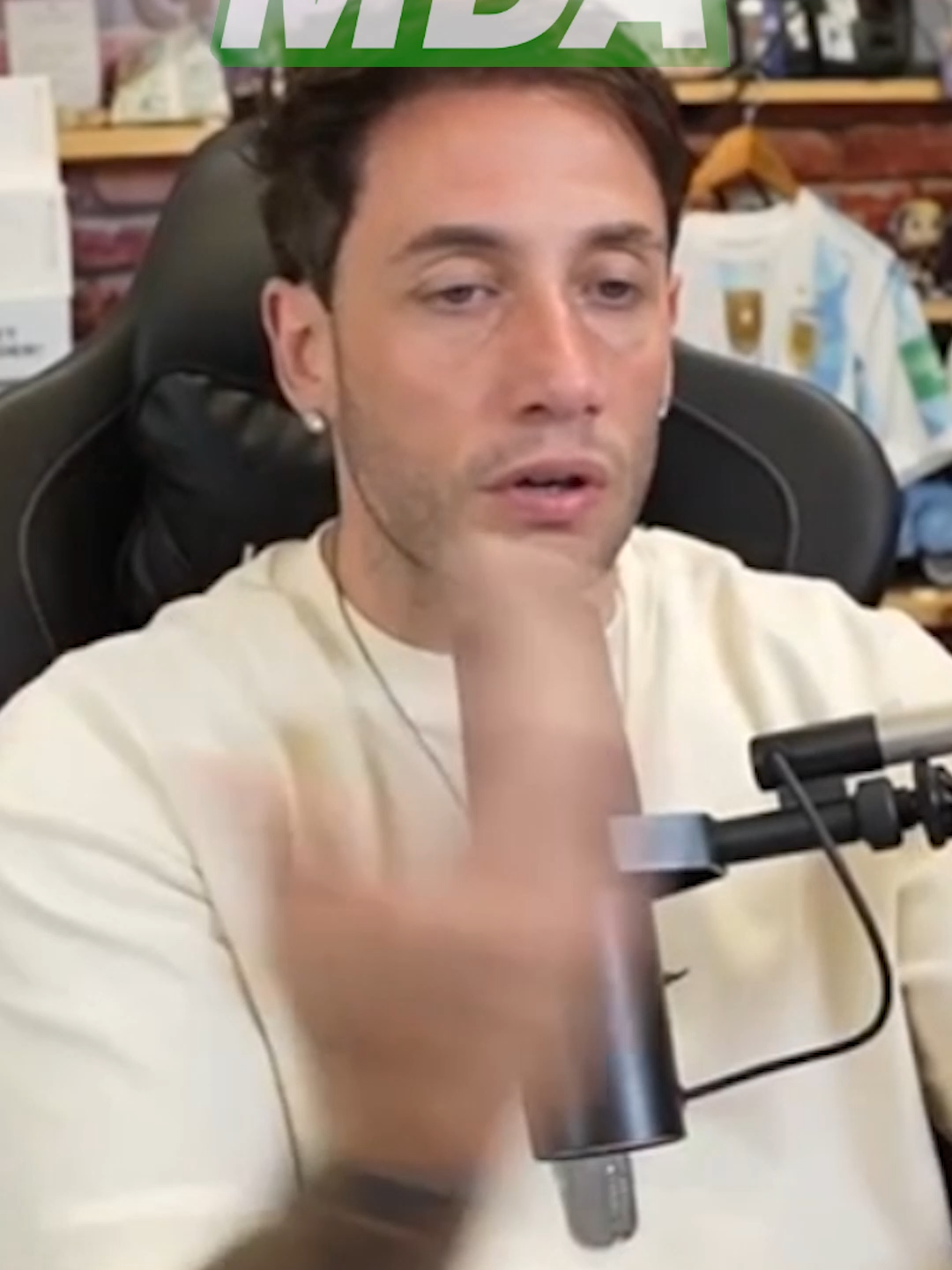 MOMO le SOLTÓ la MANO a KICK