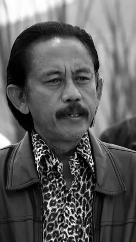 selamat jalan Kang Mus, 🕊 nama aslinya Epy Kusnandar, adalah aktor senior Indonesia yang dikenal luas melalui perannya sebagai Kang Mus dalam serial televisi populer Preman Pensiun. Ia meninggal dunia pada hari Rabu, 3 Desember 2025, pukul 14.24 WIB, pada usia 61 tahun. Kabar duka ini pertama kali ¹diumumkan oleh istrinya, Karina Ranau, melalui media sosial Instagram .#titiktengah #titikcerah #kangmus #premanpensiun #beritaviral 