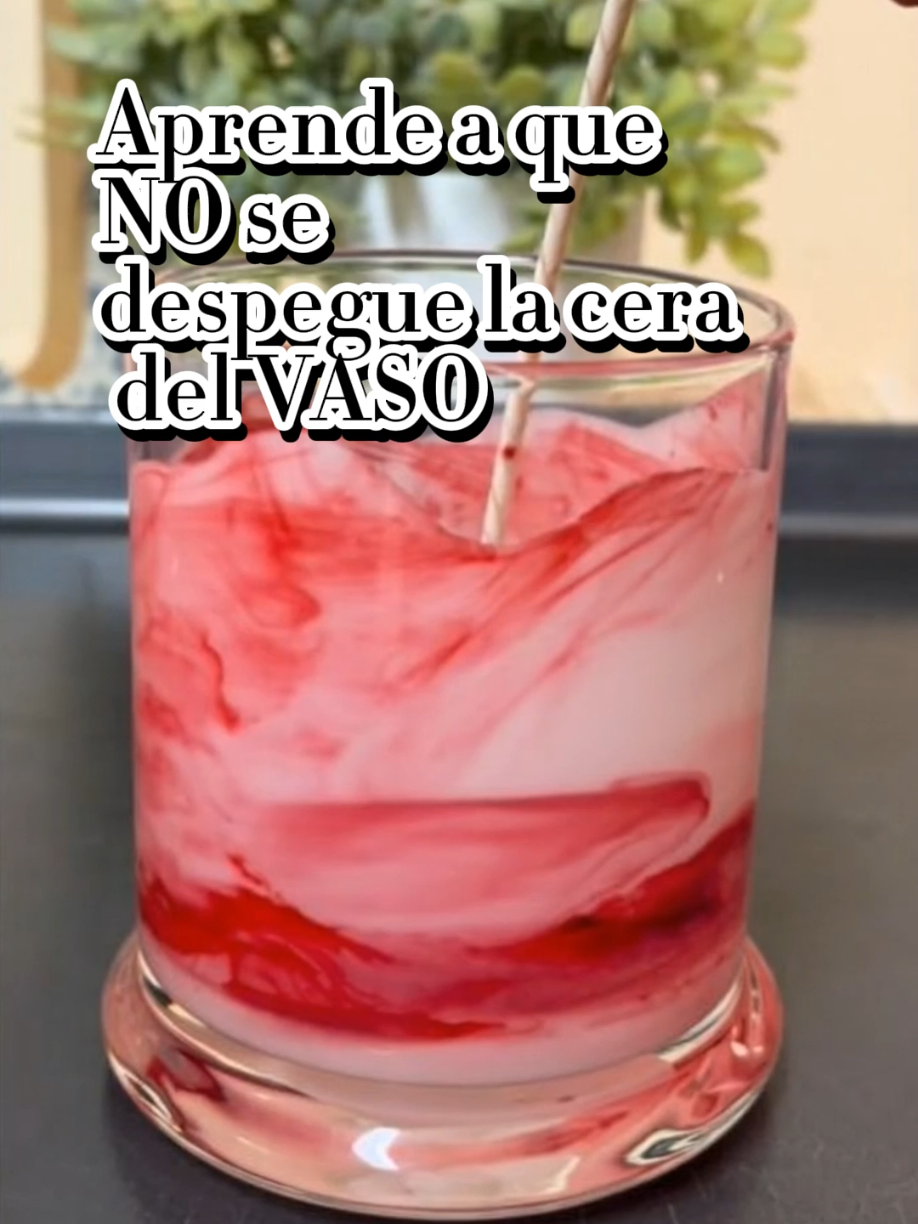 ¡Se despega del vidrio! 😫 El problema es la temperatura del recipiente; aprende el truco del precalentamiento para la ADHESIÓN PERFECTA 💡, comentá ADHESIÓN 👇 para aprender la TÉCNICA 👩‍💻, y envíanos un mensaje privado para la capacitación ✉️.  #velasartesanales  #velasaromaticas  #hechoconamor #velasdecorativas  #velas 