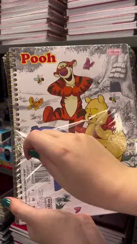 ✨ Caderno Universitário Ursinho Pooh Core Tilibra — perfeito para deixar seus estudos ainda mais leves, fofos e inspiradores! 🐻💛📚 #UrsinhoPooh #CadernoTilibra #VoltaÀsAulas #MaterialEscolarFofo #EstudosComEstilo