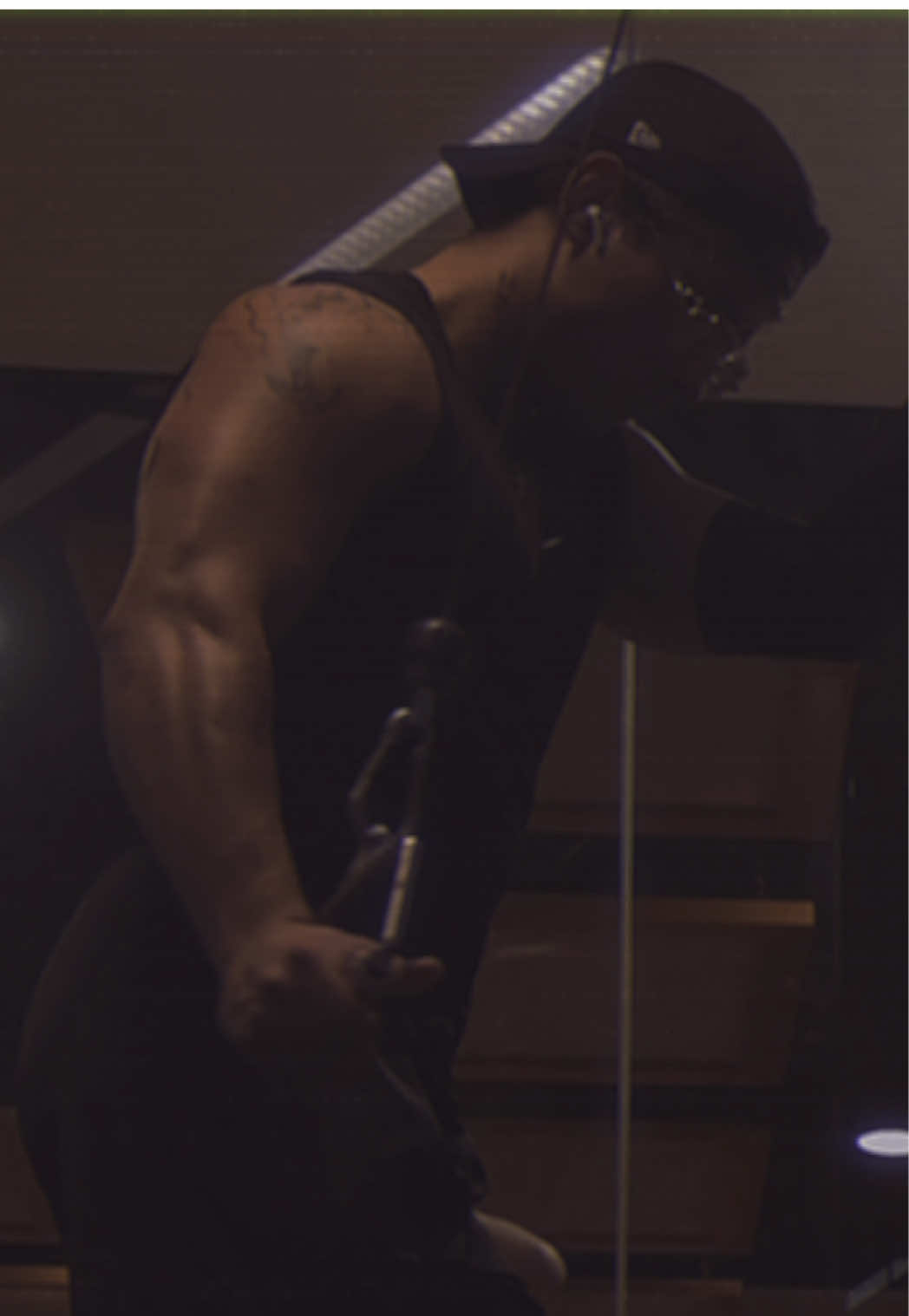 “Papá, encontré este video tuyo de antes de que te casaras con mamá… dice ‘mis 20s’. Lo voy a poner.” #gym #GymTok #cintavhs #retro #recuerdos 