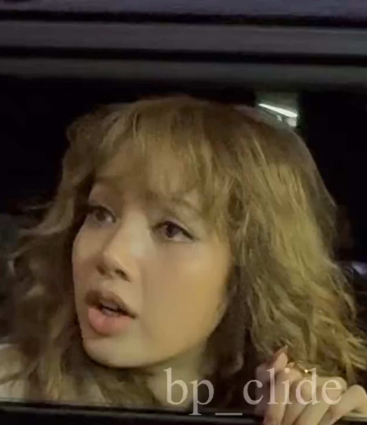 she is so kind, look at the way she tries to receive fan mail 📩 #LISA #Lalisa #BLACKPINK #LLOUD #LISAxLouisVuitton 