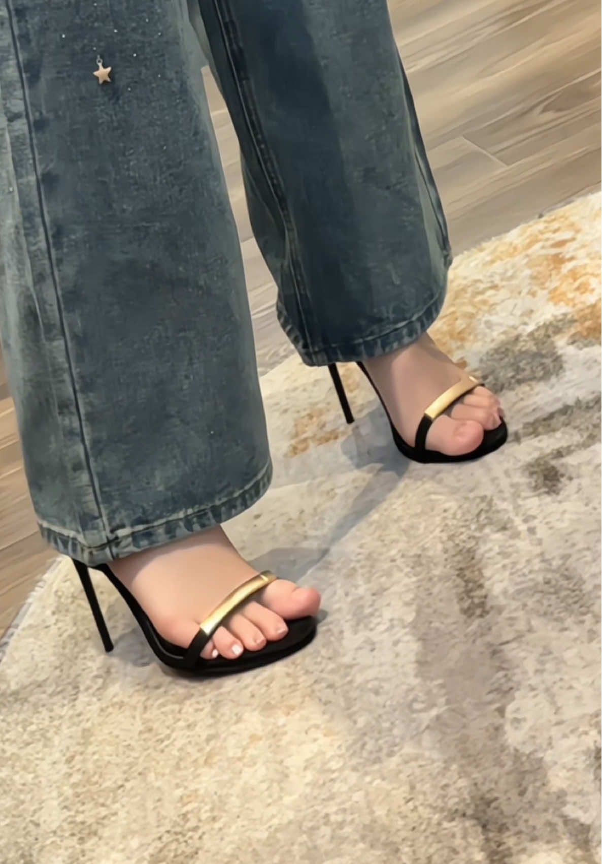 Giày gót đỏ slayy xỉu #giaycaogot #giaydedo #sandalcaogot #caogotquaimanh #caogotmuitron 