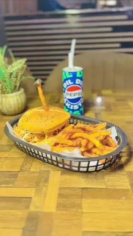 Zinger burger 🍔 in Mehmaankhana #mehmaankhanabuner #bestfoodinbuner #bestfood #foryoupage 