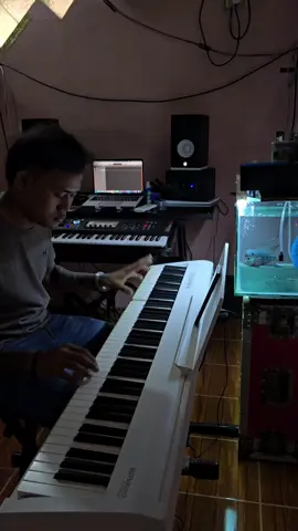 မျက်လုံးဖွင့်ပီးအိပ်ကြည့်စမ်းပါ(ဂီတာဖေဝင်း)ရဲ့ လက်ရာကောင်းလေးတပုဒ်ကို ပြန်လည်တီးခွင့်ပြုပါ  သတိယတယ် ဆိုတာ နူးညံ့တဲ့ စကားလုံး မဟုတ်ဘူး။ အိပ်ရာ ကနိုးလာတာနဲ့ မျက်လုံးဖွင့် လိုက်တိုင်း မင်းနာမည်ကို အော်ခေါ်ချင်တဲ့စိတ်က အလွမ်းပဲ မျက်လုံးဖွင့်လို့ အိပ်ကြည့်ပြန်တော့လဲ ညအချိန်တွေဟာ အရင်ကထက်ပိုလွမ်းစရာကြီးပါ