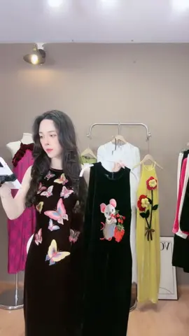 Váy Nhung The Thêu Chuột Dâu Suông Rộng