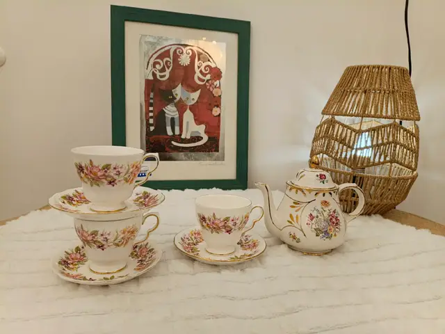 ‎#السماوة ‎ ‎ طقم شاي كولكلو وايسايد هونيسكل من الخزف العظمي الصيني العتيق، الطقم مكون من 3 كوب مع الصحن + 1 قوري. يتميز الطقم بتصميم زهري رقيق متعدد الألوان مع حواف مطلية بالذهب. مصنوع من الخزف العظمي الصيني عالي الجودة، المعروف بأناقته ومتانته. ‎ ‎باله اوربي اصلي. ‎للطلب والاستفسار يرجى التواصل عبر الخاص او  ‎الاتصال علئ الرقم التالي: ‎ 07831449410 / متوفر واتساب ‎.متوفر توصيل داخل و خارج المحافظة ‎ ‎♦️ انستا 👇  ‎https://www.instagram.com/naqsha_store.samawah?igsh=bDlkbGx5M2UwanNt&utm_source=qr ‎ ‎♦️ تيكتوك 👇  ‎ www.tiktok.com/@.naqsha.store ‎ ‎♦️ موقع المحل 👇  ‎ https://maps.app.goo.gl/q51QSyDiBUVXKzWQA?g_st=awb ‎ ‎#نقشة ستور  ‎#البسيط الفخم!