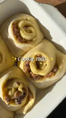 Des CINNAMON ROLLS sans cinnamon parce que je n’aime pas trop la cannelle mais avec quelque chose que J’ADORE à la place : de la PÂTE À COOKIES 🍪  C’est vraiment EXCELLENT, je ne m’attendais pas à un résultat aussi bon pour être honnête 🙊 J’en ai donné à mes parents et ils ont cru que je les avais achetés (meilleur compliment 💁🏻‍♀️) Ingrédients pour 6 COOKIES ROLLS : - 125mL de lait - 1 sachet de levure de boulanger - 250g de farine - 30g de sucre - 1 pincée de sel - 1 œuf - 50g de beurre + de la pâte à cookies (tu peux retrouver la recette sur mon compte) T’as plus qu’à impressionner TOUS TES AMIS 👩🏻‍🍳🍪