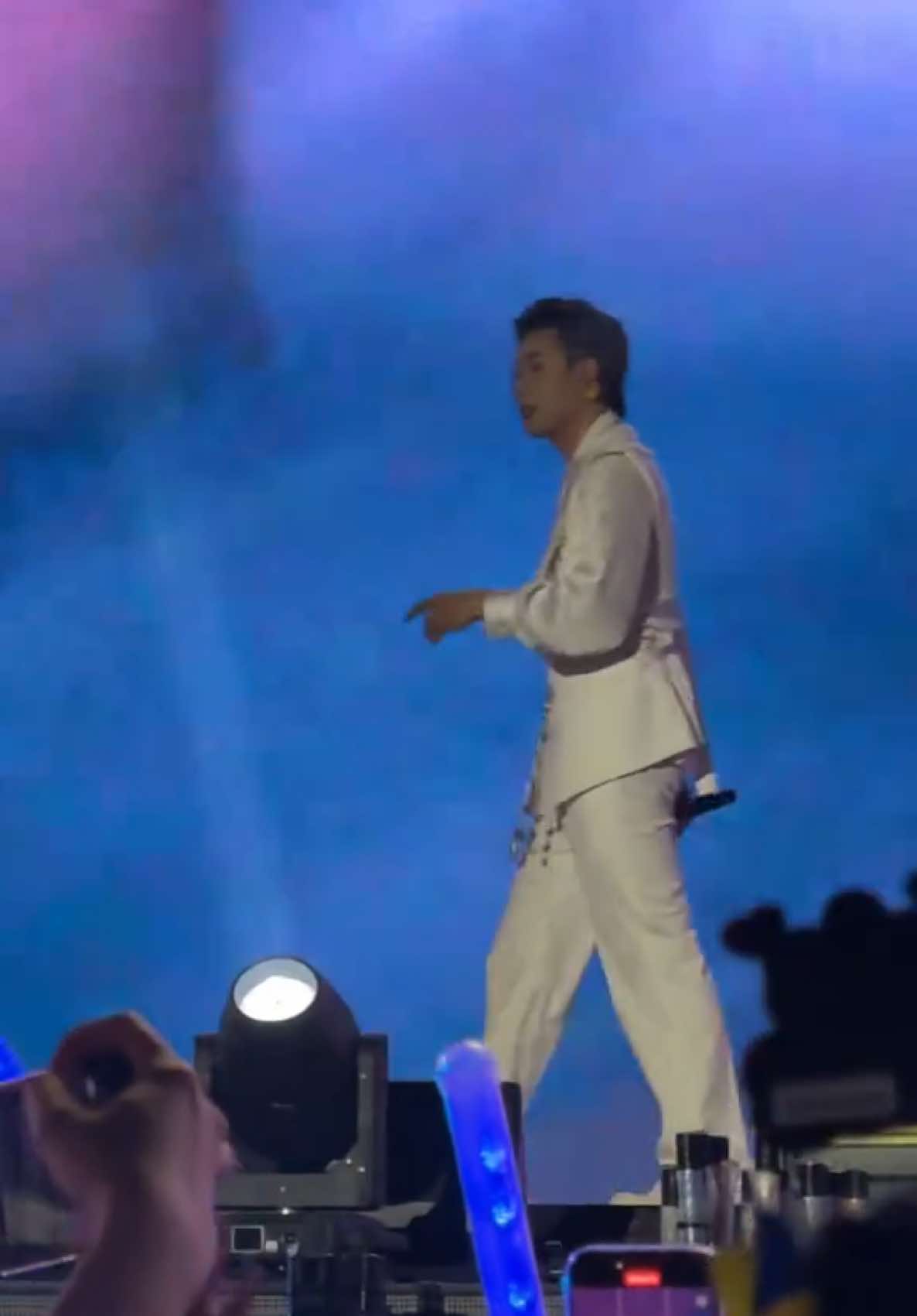 Đã từng đứng từ rất xa, thấy bạn đi hết các góc để chào tạm biệt không sót 1 góc nào @Dương Domic 💙 #duongdomic #atsh #concert #fyp #viral 