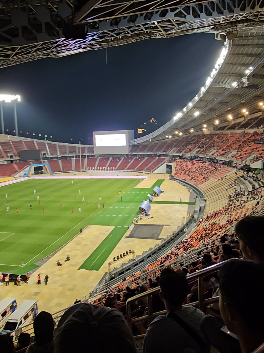 สภาพสนาม เราพร้อมแล้วจริงๆใช่มั้ย😢 พร้อมส่งเสริมเป็นเจ้าภาพที่ดี เพียงแต่การจัดการค่อนข้างแย่มากๆ ทางเดินเข้าไปสนามนึกว่าไม่ได้จ่ายค่าไฟ #การท่องเที่ยวแห่งประเทศไทย #thailand #บอลไทย #seagames #seagames2025 