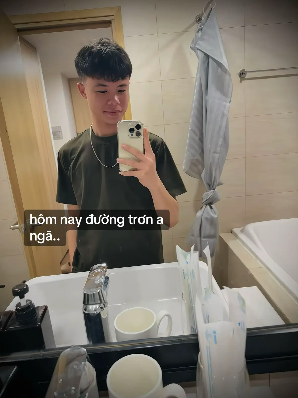 Càng lớn ta càng phát hiện ra người chúng ta muốn gặp nhất là mẹ. Con đường đẹp nhất  là đường về nhà , bữa cơm ngon nhất là  bữa cơm mẹ nấu, nơi ấm áp nhất là vòng  tay mẹ . Thế giới của con quá lớn, vì vậy con thường quên mẹ vì cuộc chơi…!