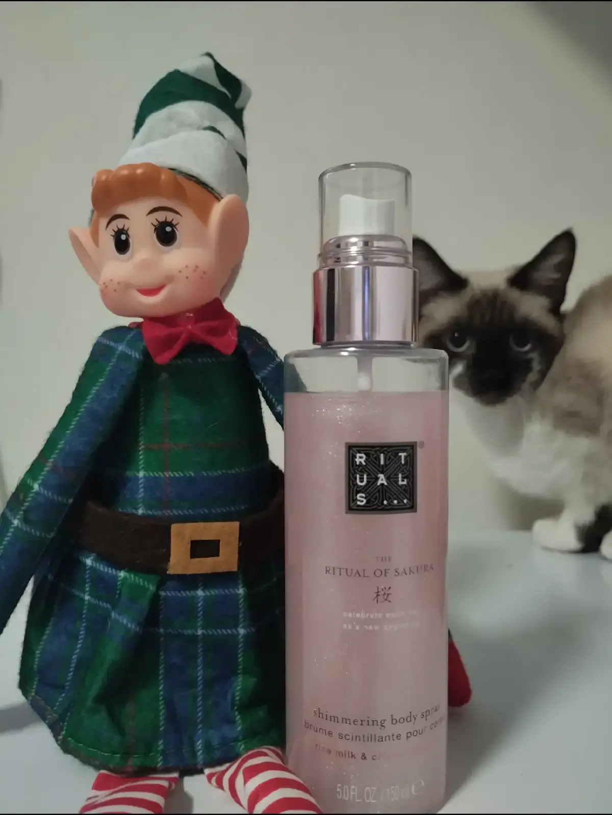 Bonjour a tous j'espère que vous allez bien  Je reviens vous donnez mon avis sur la brume scintillante de @ritualscosmeticsfrance que j'ai reçue avec @influenster@influenster  A pert quelle est génial et vous enveloppe dans une odeur envoûtante , elle laisse un fini scintillant sur la peau, elle s'applique très facilement, s'étale bien et sèche bien , un produit idéal pour les fêtes ,et pas que , son odeur tiens longtemps sur la peau , un produit que j'adore et que je rachèterai  2 intrus se sont glissé sur ma photo  Merci @influenster pour ce magnifique teste avec @ritualscosmeticsfrance  #influenster #ritual #brumescintillante #collaborationcommercialnonrenumeree #christelletesteuss