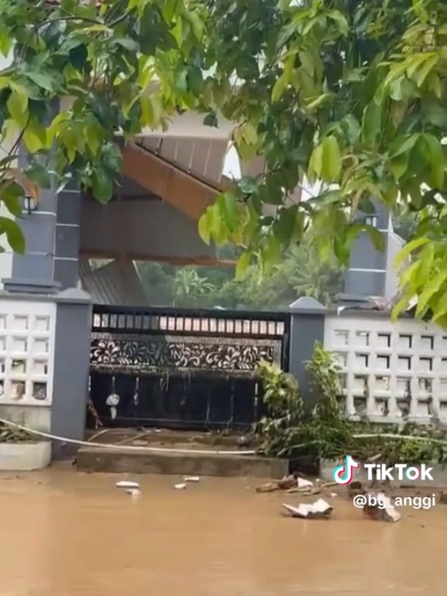 inilah arti dari istilah.. 'harta hanya titipan'  #banjirbandang #korbanbanjir