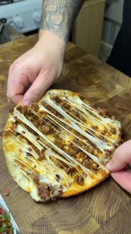 🎁 Ідеальний подарунок до Святого Миколая та новорічних свят — дитячі подарункові набори Рілаккума! Якщо чесно, я давно не бачив настільки продуманих дитячих валізок. Софія тільки відкрила пакунок — і ВСЕ, її не зупинити 😅 При відкритті з валізки одразу висипається купа скарбів, а головне — великий 3D пенал. Діти таке обожнюють. ✨ Що важливо знати: — це оригінальні дитячі подарункові набори Рілаккума — шукайте повну комплектацію з шарфом для волосся — шарфи бувають у 4 кольорах: кремово-коричневий, рожевий, жовтий та оливковий — набори одразу йдуть у подарунковому пакеті, а на ручках валізки можна зав’язати шарфик бантком — виглядає просто ВАУ 😍 — сама валізка має кріплення для багажу, тому підходить і для подорожей 🔍 Купувати можна на будь-якому маркетплейсі України — просто введіть у пошук “дитячі подарункові набори Rilakkuma / Рілаккума”. Або ж замовити безпосередньо у @sino.v.ua — там ще й м’яка іграшка в подарунок 🎁🧸 Такий набір — це той самий випадок, коли дитина вже із самого ранку сидить і чекає, коли можна буде знову погратися 💛 🌮 Швидкий рецепт тортильї з фаршем  На пательню відправляємо дрібно нарізану цибулю. Додаємо фарш і добре обсмажуємо. Далі: томатна паста, паприка, сухий часник, сіль та перець — перемішуємо й тушкуємо кілька хвилин, щоб фарш вбрав аромат. Тепер збираємо нашу смакоту: На тортилью викладаємо шар сиру, Потім шар фаршу, І ще трохи сиру зверху. Обсмажуємо тортилью на пательні з двох боків до золотистої скоринки й тягучого сиру 😍 У фіналі додаємо: 🍅 свіжі томати 🌿 зелень 🥣 улюблений соус — і маємо бомбу, а не вечерю 🔥 #справжняРілаккума #igorshpigunov #Shpigunov1