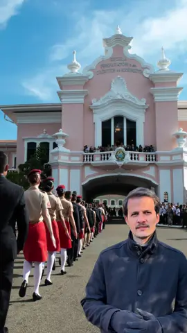 Cortar o cordão umbilical não é apenas sair de casa. É deixar para trás a versão de você que ainda espera permissão para viver. Tem adulto que já conquistou tanta coisa, mas continua pedindo desculpa por existir. Continua com medo de decepcionar os pais. Continua preso a uma rota que não foi ele que escolheu. E a vida não espera ninguém. Ela testa, exige, cobra. E, cedo ou tarde, todo mundo entra no lugar onde o choro é silencioso, onde não tem colo, não tem aplauso, não tem aprovação. Apenas a verdade de quem você realmente é. Foi ali que eu descobri meu lugar no mundo. E talvez seja ali que você descubra o seu também. Se esse vídeo fez sentido pra você, compartilha com quem precisa ouvir essa mensagem hoje. E se quiser aproveitar uma oportunidade única para ser meu aluno para sempre, clique no link da bio e garanta a sua vaga na Black Friday do Pense Como Forças Especiais. Todos os nossos treinamentos pelo preço de 1.  Ainda faremos o mundo Pensar como Forças Especiais. #pensecomoforçasespeciais #ernestoreis #pcfe #mentalidade #superação