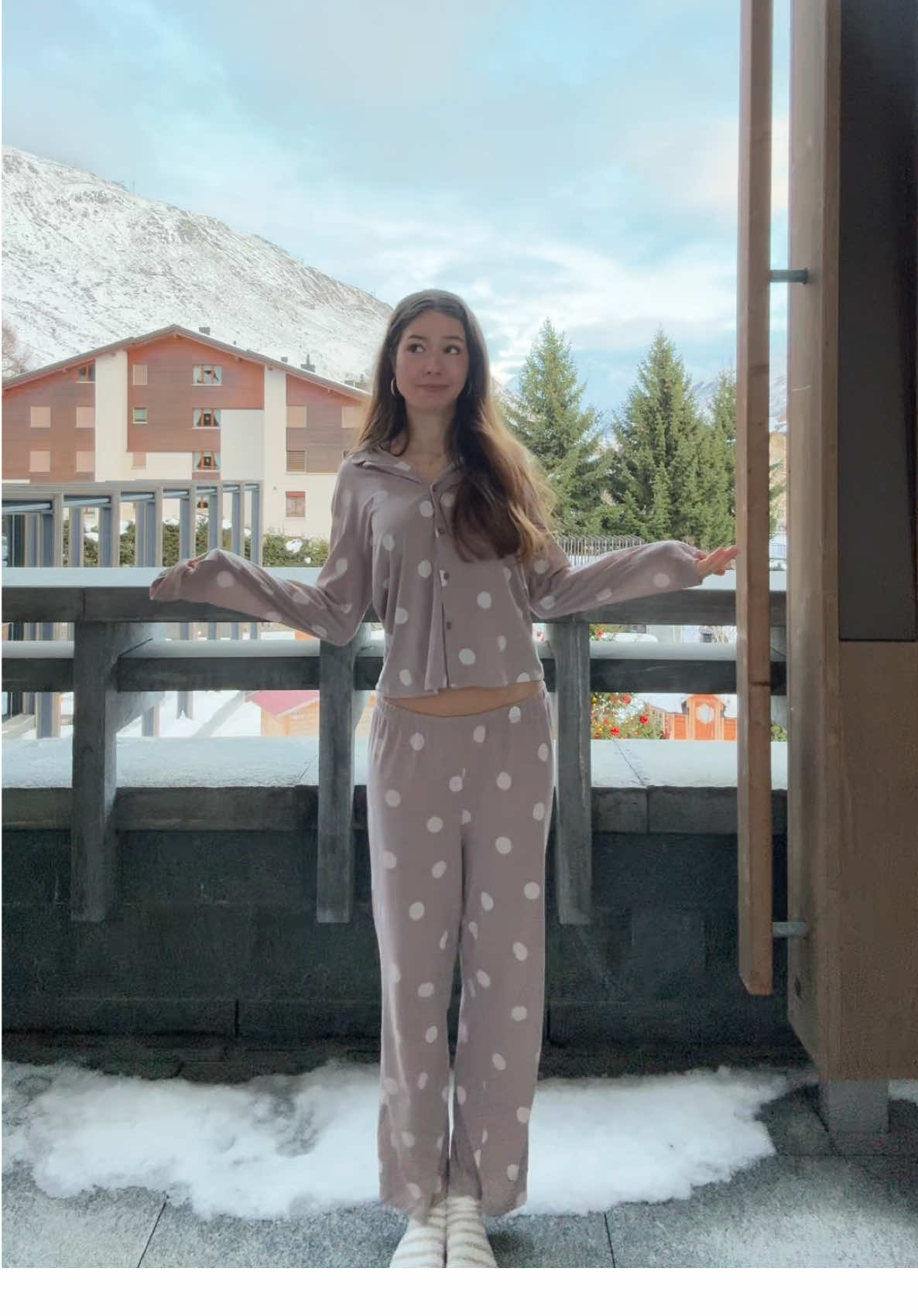 ist auch ein bisschen frisch hier😂 Pyjama fit check🤝#ichfühlmichtodesfresh #redezahide #schweizerberge #schnee #schneeberge 