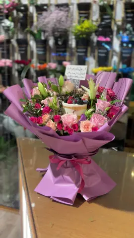 ‏تنسيق كيكة مع ورد من جناش ‏هدايا مكة #ورد_وهدايا #محل_هدايا_مكة #ورد_مكة #مندوب_مكة #مندوب_هدايا_مكة 