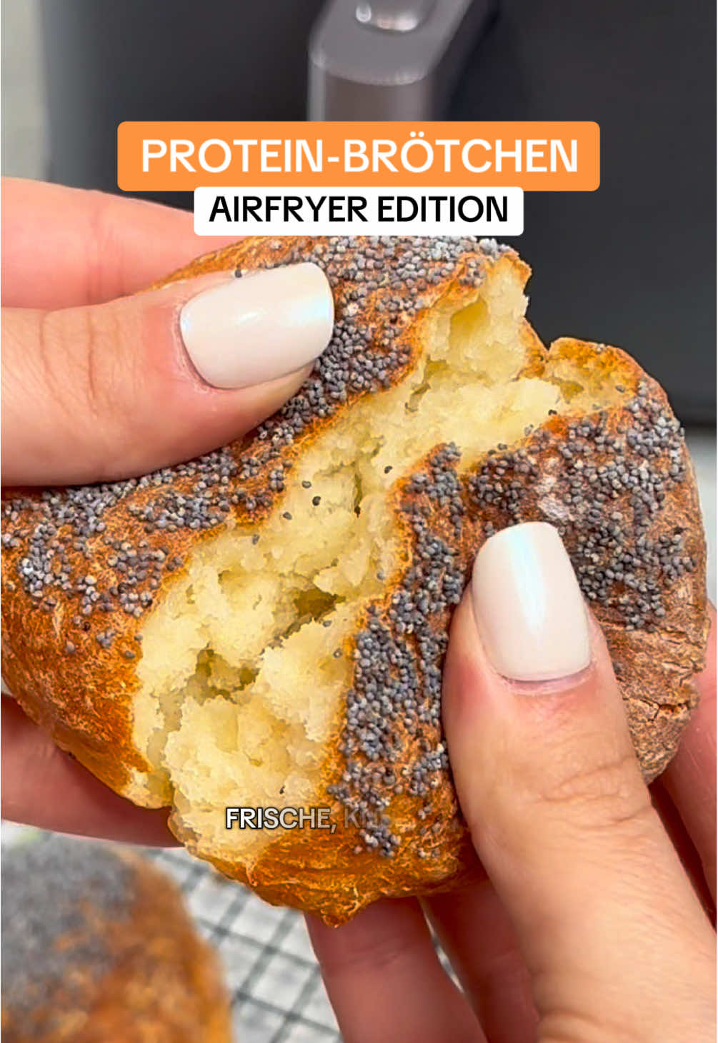 Frische, knusprige Brötchen – ohne Hefe und in nur 20 Minuten ✨ Außen goldbraun, innen weich und dank Magerquark richtig proteinreich. Perfekt, wenn’s morgens schnell gehen soll oder du spontan Lust auf warmes Gebäck hast – ganz ohne Vorheizen und ohne Wartezeit. Dein Airfryer sorgt für die extra schnelle Zubereitung und eine gleichmäßig knusprige Kruste. 🥖💛 Speicher dir das Rezept unbedingt ab – du wirst die Brötchen ständig machen. Oder teil’s mit jemandem, der frische Brötchen genauso liebt wie du. Folge uns für noch mehr schnelle Airfryer-Rezepte & Tipps.✨ Zutaten (4 Stück) 200 g Weizenmehl 330 g Magerquark 0,75 Pck. Backpulver 0,75 TL Salz 45 g Körner zum Wälzen Zubereitung: 1️⃣ Garkorb mit Backpapier auslegen. 2️⃣ Alle Zutaten (außer Körnern) verkneten. 3️⃣ Teig in 4 Stücke teilen, formen, in Körner drücken & 25 Min. | 165 °C backen. #ProteinBrötchen #AirfryerBrötchen #AirFryerClub #Heißluftfritteuse #AirfryerRezepte