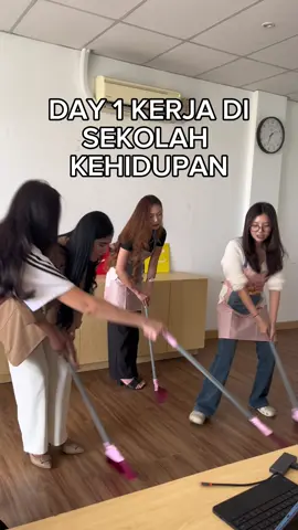 jujur shock banget kerja disini 😭 #kulitplumpy #glassskin #BetterThanOtherSpray #kelaskehidupan 