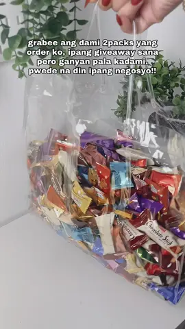 sobrang sulit ng pa chirstmas bundle ng momom food. ❤️🥺 #momomfood #christmasbundle #assortedchocolates #momomfoodsnacks #chocolatebundle 