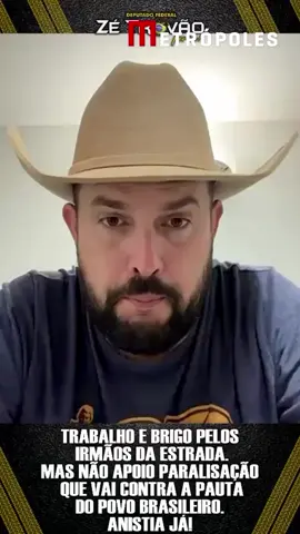 Metrópoles  Após um grupo de caminhoneiros anunciar paralisação marcada para esta quinta-feira (4/12), o deputado Zé Trovão (PL-SC), um dos maiores representantes da categoria no Congresso Nacional, se manifestou novamente sobre o tema. Em um vídeo publicado nesta quarta-feira (3/12), o parlamentar se posiciona contra o ato. “Vocês não estão querendo defender quem está preso, não estão querendo defender o presidente Bolsonaro, estão querendo defender interesses próprios, porque até a pauta que vocês trazem não resolve os problemas do transporte […] Querem fazer? Façam. Se der certo, ótimo, mas eu não vou apoiar”, afirmou. O político justifica o motivo pelo qual não apoiará os caminhoneiros, alegando que “quem está chamando esta paralisação não está falando a verdade, não quer usar essa paralisação para defender ou melhorar a vida do caminhoneiro, muito pelo contrário, quer usar isso para se engrandecer e angariar votos para uma possível candidatura a algum cargo político”. Os organizadores da manifestação alegam que a paralisação ocorre por pleitos da categoria. Entre as reivindicações estão a estabilidade contratual do caminhoneiro e a garantia do cumprimento de leis, a reestruturação do Marco Regulatório do Transporte de Cargas e aposentadoria especial de 25 anos de trabalho comprovada com recolhimento ou documento fiscal emitido. Os caminhoneiros autônomos que atuam na região da Baixada Santista são contra a paralisação por entenderem que há movimentação política por trás do movimento. ➡️ Leia mais no metropoles.com 🎥 Reprodução