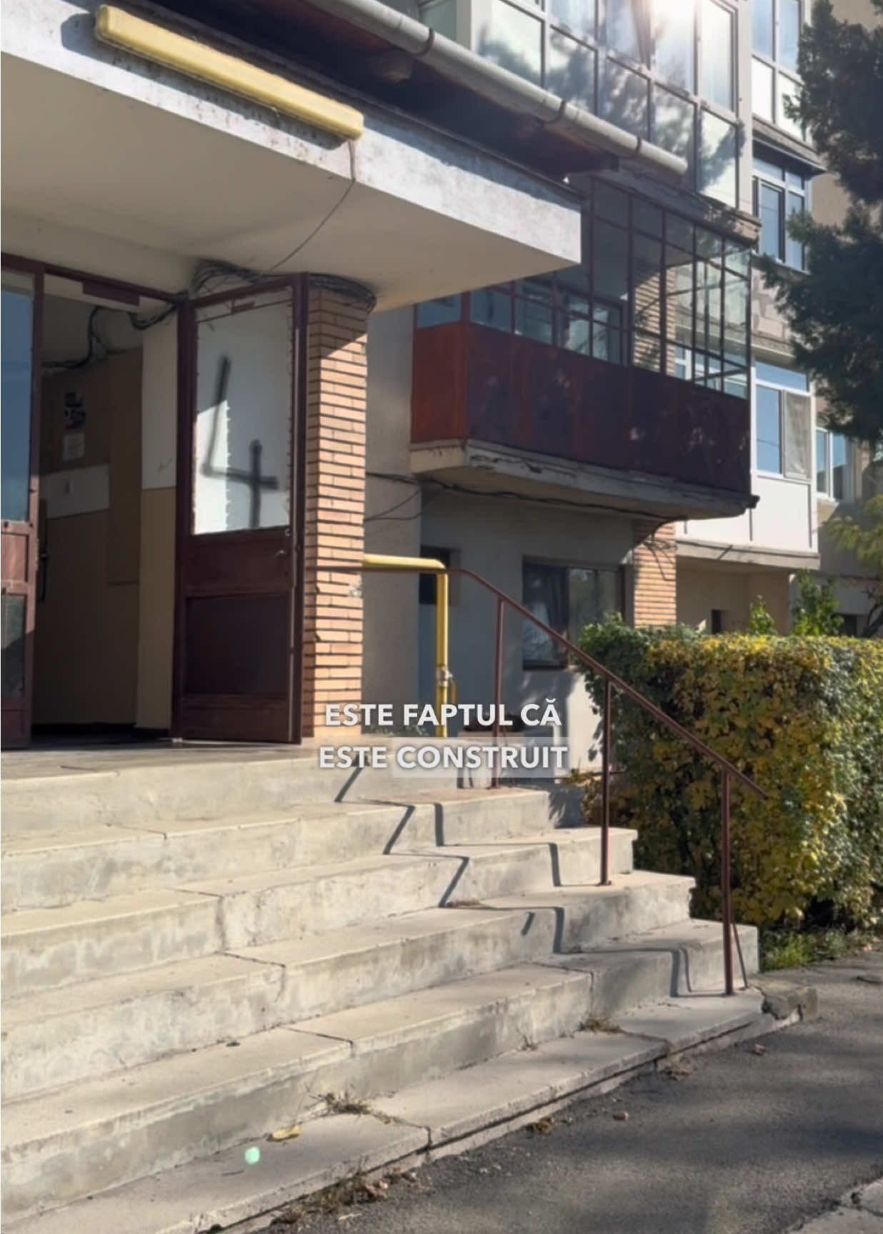 Dacă vrei un apartament în care NU trebuie să mai bagi niciun ban în următorii 20–30 de ani, acesta este. Totul este refăcut de la zero: instalații noi, electrică proprie, open-space modern, izolație completă și pardoseală turnată din nou, ca în construcțiile premium. Balcoane reconstruite, termopan tripan peste tot, baie refăcută integral, ventilație electrică și circuite separate pentru consum mare — adică exact ce nu găsești în blocurile vechi. Totul este făcut cu proiect, arhitect și autorizație, iar materialele folosite sunt reale, vizibile și documentate pentru cine înțelege raportul investiție–calitate. 📍 Târgoviște, Str. Matei Basarab 70A Contact direct proprietar (nu agenție). #apartamente #devanzare #targoviste #imobiliare #renovare 