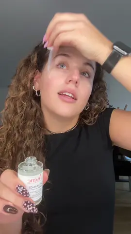 💧 En ce moment ma peau avait vraiment besoin d’un boost d’hydratation… Du coup j’utilise le sérum Hydrance Boost d’@Eau Thermale Avène, une texture légère qui repulpe instantanément et laisse la peau toute fraîche ✨ Un vrai shot d’hydratation qui aide ma peau à rester douce et confortable au quotidien 🤍 Vous utilisez quoi vous ? 🤔 #hydrance #avene #skincare #viral #pourtoi 