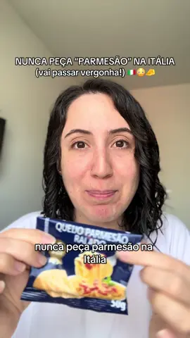 Parmesão não existe na Itália! 😳🧀 O nome correto é Parmigiano Reggiano, um queijo protegido por lei e feito só em regiões específicas. Agora você já sabe como pedir sem pagar mico no restaurante. 🇮🇹✨ #italiadaverdade #culturaitaliana #parmigianoreggiano #gringaitaliana #viagemitalia