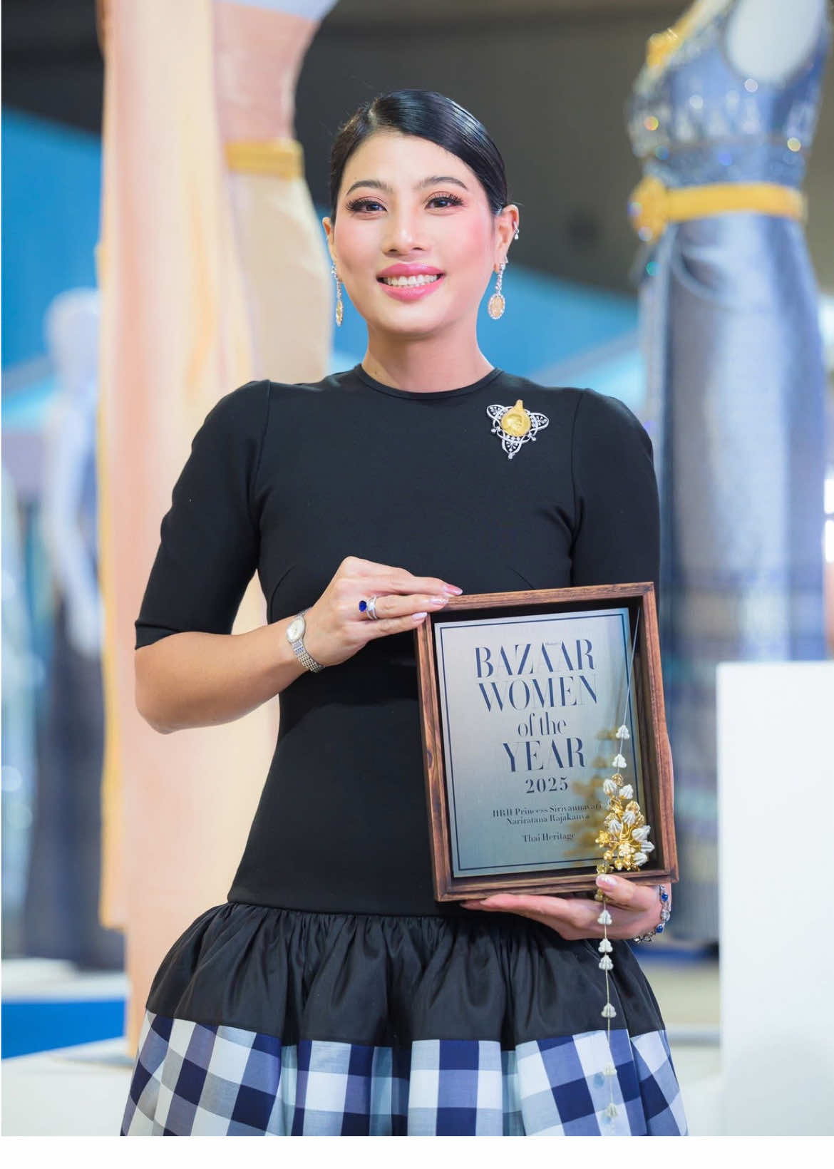 สมเด็จพระเจ้าลูกเธอ เจ้าฟ้าสิริวัณณวรีฯ รับการทูลเกล้าถวายรางวัล Harper's BAZAAR Women of the Year 2025 สาขา Thai Heritage ซึ่งรางวัล Harper's BAZAAR Women of the Year นับเป็นเวทีระดับนานาชาติที่จัดขึ้นเพื่อเทิดทูนและเชิดชูเกียรติสตรีผู้ทรงอิทธิพลในวงการแฟชั่น ศิลปะวัฒนธรรม บันเทิง ศิลปะการอาหาร และสาขาสำคัญอื่นๆ  โดยถ้วยรางวัลพิเศษนี้ออกแบบโดย SARRAN ได้รับแรง บันดาลใจจากพิธีกรรมโบราณที่ใช้กลิ่นและดอกไม้เป็นภาษา ลึกซึ้งของสตรีไทย ผสานความหมายจากหีบเครื่องหอมและเข็ม ร้อยมาลัย อันเป็นสัญลักษณ์แห่งศิลป์ ความอ่อนช้อย และพลัง อันสงบงาม ของสตรีไทยทุกยุคทุกสมัย จากนั้น เสด็จร่วมงานเสวนา อนาคตผ้าไทยบนเวที “Fashion Design Symposium” ในงาน Silk Festival 2025 ณ อิมแพ็ค เอ็กซิบิชั่น เซ็นเตอร์ เวทีเสวนาที่รวบรวมเหล่าผู้นำแฟชั่นจากหลายประเทศในเอเชีย มาร่วมแลกเปลี่ยนมุมมองต่ออนาคตแฟชั่นไทยบนเวทีโลก ตั้งแต่อัตลักษณ์ร่วมสมัยของภูมิภาค บทบาทของผ้าและงานคราฟต์ไทย ไปจนถึงการสร้างสรรค์ในยุคที่เทรนด์เปลี่ยนเร็วของคนรุ่นใหม่ โดยมี Pam Quinones (แพม คินโยเนส) รองบรรณาธิการและผู้อำนวยการฝ่ายแฟชั่น นิตยสาร Vogue Philippines, Alex Fox (อเล็กซ์ ฟ็อกซ์) ผู้อำนวยการฝ่ายสร้างสรรค์ นิตยสาร L’Officiel Vietnam, คุณมิลิน ยุวจรัสกุล ประธานสมาคมดีไซน์เนอร์ไทย (Thai Designer Association) และ คุณสุพิชชา ไชยานุกูลภาพ นางแบบดาวรุ่งของประเทศไทย เข้าร่วมบนเวทีเสวนา #เจ้าฟ้าสิริวัณณวรี  #ผ้าไทย  #แฟชั่น  #ศิลปะ  #เรารักสถาบันกษัตริย์ 