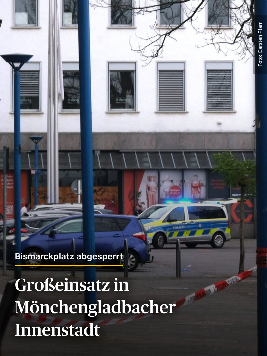 Großeinsatz in #Mönchengladbach: Die Polizei hat den #Bismarckplatz und Teile der #Bismarckstraße in der Gladbacher Innenstadt abgesperrt. Die genauen Gründe sind noch völlig unklar, eine Polizeisprecherin spricht von einer „Bedrohungslage“. Das ist uns über die Lage aktuell bekannt (Stand: 17:30 Uhr): 🔸Die Polizei wurde gegen 13 Uhr alarmiert. 🔸Gegen 15.30 Uhr war ein Spürhund im Einsatz und suchte die Haltestelle dort ab. 🔸Gegen 17 Uhr wurde der abgesperrte Bereich verkleinert und erste Bürogebäude wieder freigegeben. ➡️Alle Updates sowie Auswirkungen auf den Verkehr lest ihr im Artikel. Link über der Caption!