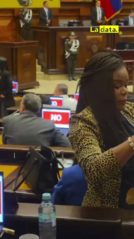 #Tendencia Paola Cabezas estalla contra Bertha Vélez por abstenerse en votación de cambio del orden del día. Durante la sesión, la asambleísta Paola Cabezas y regañó a la asambleísta  Bertha Vélez luego de que esta decidiera abstenerse en la votación del cambio del orden del día solicitado por el asambleísta Andrés Castillo.  El cambio del orden del día buscaba tratar el polémico uso de la capilla del Museo de la Ciudad para una obra Drag, tema que Castillo exigió debatir por respeto a la fe y sensibilidad cultural de los ecuatorianos. Mientras tanto, desde la bancada correísta se evidenciaron berrinches, reclamos y tensiones que terminaron rompiendo la imagen de unidad que intentan proyectar. @ladataec👈 #ladata #TendenciaPolítica #PaolaCabezas #BerthaVélez 