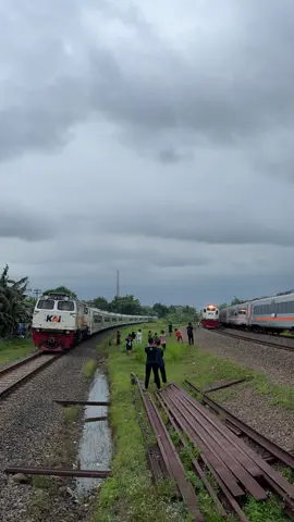 Sore Hari Di Percabangan Kroya 2 Kereta Masuk Secara Bersamaan yaitu Ka Purwojaya Dan Ka Batavia Sementara Ka Sawunggalih Bergerak Menuju Jakarta #fyp #kroya #railfan #cilacap #hunting 