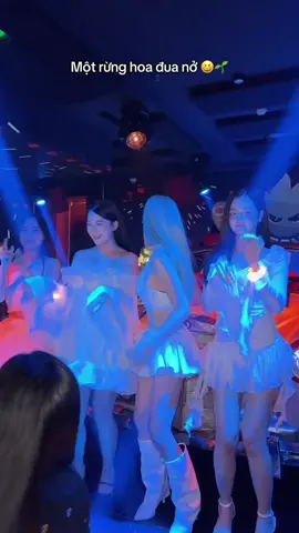 Chị em tui đứng đợi tình yêu va vào 🥹🥹 #xinhloungeclub #xinhlounge #dancer 