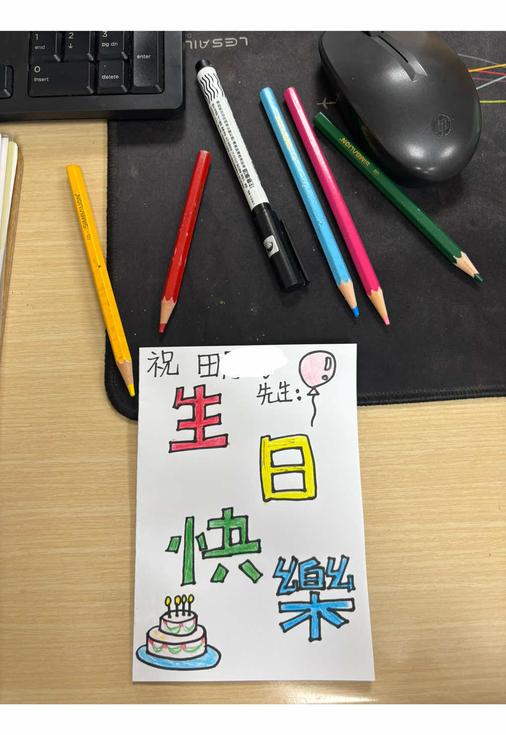 學妹說病人爺爺👴🏻在哭，說今天生日但自己一個人住院……於是我畫了一張簡單的卡片給他，爺爺說很感動。 我的外公跟爺爺都過世了，蠻心疼的，希望爺爺早日康復❤️‍🩹#taiwan🇹🇼 #護理師 