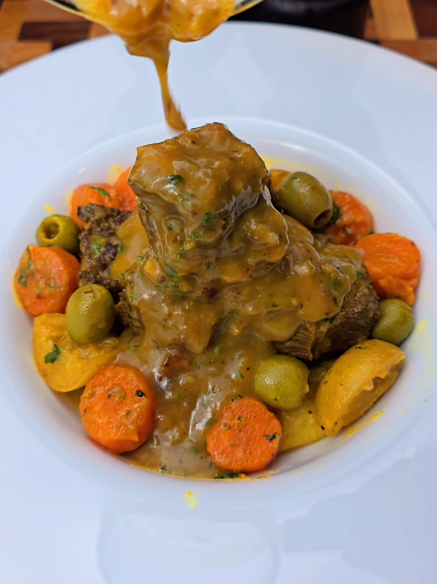 Tajine au bœuf marocain 🇲🇦 400g de bœuf  2 carottes 2-3 pommes de terre 1 oignon 1 citron confit  3 Cas d'olives verte 2-3 Cas de coriandre Pour la marinade : 1 Cas de cumin 1 Cas de curcuma  1 Cas de gingembre  1 Cas de sel 1 Caf de poivre 3-4 Cas d'huile d'olive 1 gousse d'ail  Pour la préparation de la recette du tajine au bœuf marocain suivre la vidéo ! #tajine #boeuf #maroc #recettesimple #recette 
