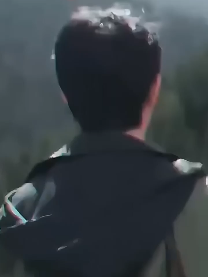 Ca khúc dành cho YuMengLong 🐟 白色烏魯木齊 乌鲁木齐还在 你却不在 天山的雪 一夜成白 灯再明亮 没人回来 明月又升在天山外 白月光太温柔 也太让人痛 一念成执守 一生难放松 你说世界有光有寒意 白色是你最后痕迹 我不怕冷 只怕别离 怕梦里再听不见你 乌鲁木齐还在 你却不在 天山的雪 一夜成白 燈再明亮 没人回來 明月又升在天山外 白月光太温柔 也太让人痛 一念成执守 一生难放鬆 讯号说你还在新疆 可那只是夜的假象 城市有光 心却荒凉 月亮还记得你的模样 烏魯木齊还在 你却不在 风吹满街的空白 夜色太深 思念太长 白色的你成了月光 那束花放在天山下 只盼风带一句话 回家 乌鲁木齐还在 你却不在 天山的雪 一夜成白 灯再明亮 没人回来 明月又身在天山外 白月光太温柔 也太让人痛 一念成执守 一生难放松 乌鲁木齐的夜仍明亮 只是少了你眼中光 人虽不在 梦还在唱 白色的名字永远閃亮 #yumenglong于朦胧 #yumenglong #vumonglung #justiceforyumenglong #于朦胧