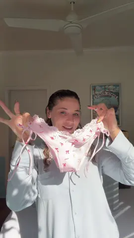 Mon lien d’âme avec un calendrier de l’Avent ✋🏼💖👙 @SKIMS - produit pas offert mais surtout hésitez pas :D