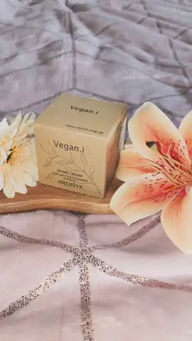 Je teste la crème Aronyx Vegan.i Biome Cream de @mediflower  grâce à @YesStyle  et au programme @YesStyleInfluencers . La texture est douce, fondante et vraiment agréable sur la peau. Elle hydrate vite, sans coller, et laisse une sensation de peau apaisée. Et elle laisse une odeu à tomber par terre 😚Franchement, belle surprise pour une première utilisation.  #YesStyle #YesStyleInfluencers #YesStyleReview #MediFlower