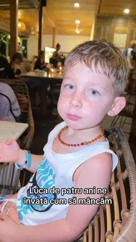 Luca de patru ani ne învață cum să mâncăm🤩 #teamra2 #copil #mesesanatoase #educatienutritionala #familie 