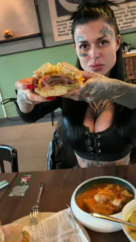Uriașul sandwich 🥪 brisket la @terente este HUGE peste 30 cm 😁 Oare de ce ? Cine știe ? 