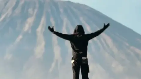 Mengagumi seseorang yang sulit digapai adalah perjalanan sunyi yang dipenuhi dengan harapan kecil dan kenyataan pahit. aku seperti memandang bintang di langit malam, indah, bercahaya, namun terlalu jauh untuk disentuh. aku mengaguminya dalam setiap detail kecil caranya tersenyum, bagaimana ia berbicara dengan penuh percaya diri, atau mungkin caranya membawa energi positif ke sekelilingnya. Tapi di balik semua kekaguman ku itu, ada kesadaran bahwa aku hanyalah penonton dalam kisahnya. Beberapa hal memang hanya bisa dikagumi, bukan dimiliki. Mengagumi yang sulit digapai bukan berarti menyerah, tetapi tentang memahami batasan dan menerima kenyataan. @BOY REAL.  #masboy #firmanmaulana #tutorfypdong #masukberanda #garudawisnusatriamuda 