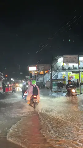 dan warunglobak bagiku bukan cuman tempat tinggal tapi tempat banjir🤣 #bandungafterrain #soreangbandung #banjir #genanganair #fypシ 