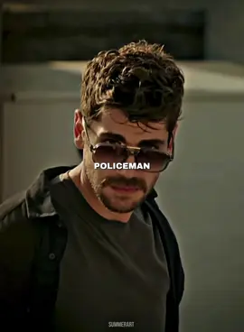 Nasıl buldunuz yeni diziyi ? Ben komiseri çok sevdim 😏🥰  #emrebey #rüyagibi #efe #policeman #fyp 