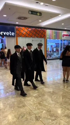 Thomas Shelby, see the reaction of people#thomasshelby #peakyblinders #sigma #publicreaction #dailyoutfit 