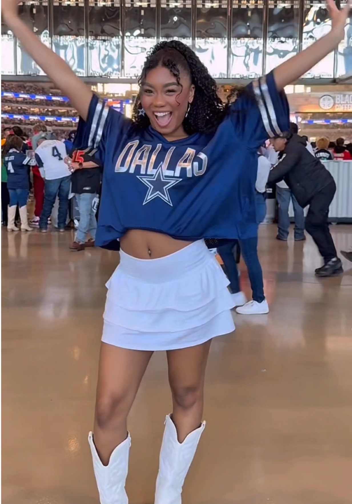 Spent my Thanksgiving at the Cowboys vs. Chiefs game thanks to @Event Tickets Center 🏈✨ Use the 🔗 in my bio and code SYDNEY to get a discount on your next concert, sporting event, or show 💙 #sports #concert #event #eventticketscenter #ad 