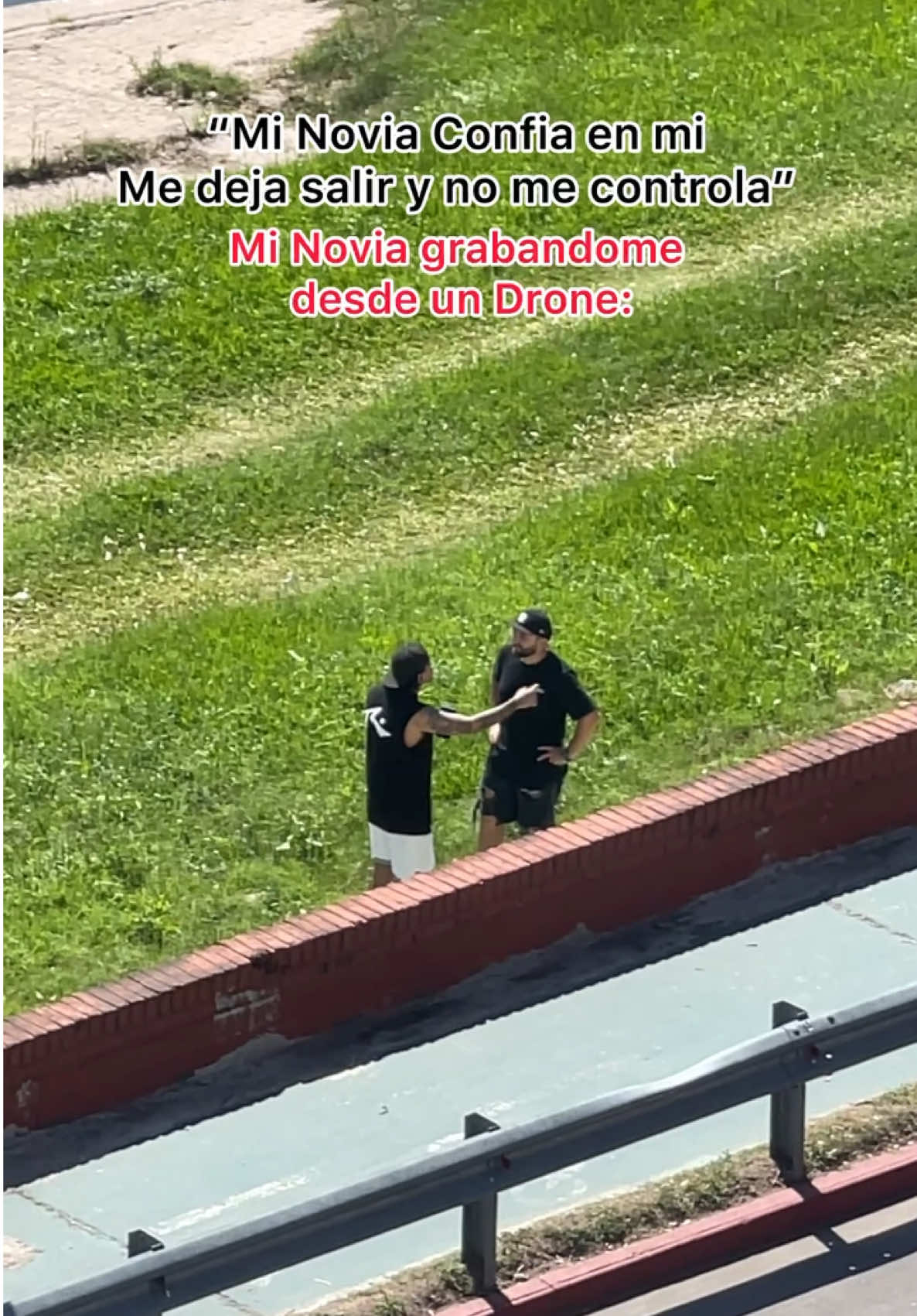 Mi novia grabandome desde un Drone!! 😅😂 #humor #parejas #novias #paratii #fyp 