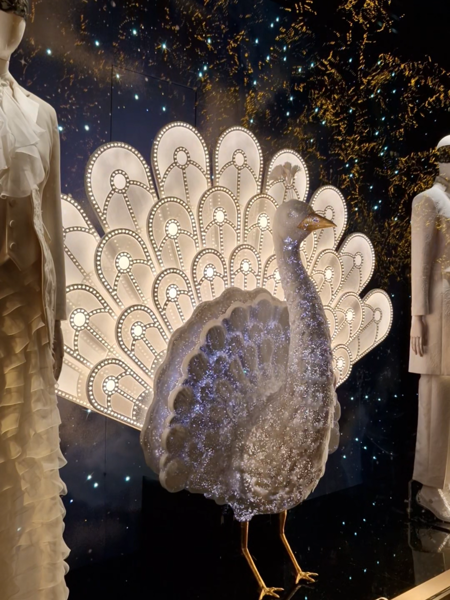 La magie de Noël à Paris. Premier endroit pour découvrir les illuminations de Noël  📍Avenue Montaigne  #fyp #paris #noel #christmasinparis #christmas2025 