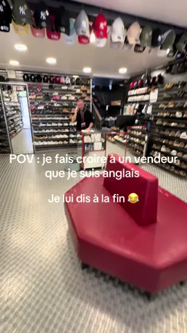 Sa réaction à la fin est hilarante 😂😂  Prank dans un magasin de chaussures lyonnais  #prank #humour 