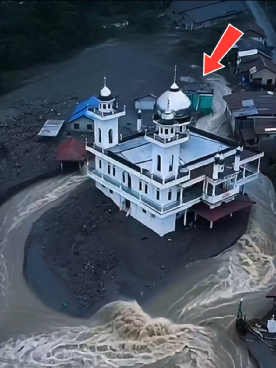 Viral sebuah masjid di Aceh tetap berdiri kokoh meski dihantam banjir besar dengan arus luar biasa kuat. Bangunan di sekelilingnya luluh lantak diterjang air bah, namun masjid ini seakan membelah banjir dan tetap tegap tanpa goyah. Banyak warga menyebutnya sebagai salah satu bentuk keajaiban dan perlindungan Allah yang diperlihatkan kepada kita semua. Subhanallah… Mari jadikan momen ini sebagai pengingat bahwa tidak ada kekuatan yang lebih besar dari kuasa-Nya. Semoga saudara-saudara kita yang terdampak diberi ketabahan dan keselamatan. Aamiin 🤲 #MasjidAceh #KeajaibanAllah #Subhanallah #ViralHariIni #BanjirAceh 