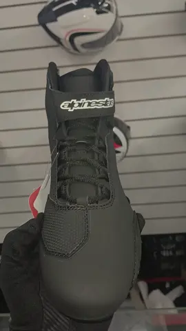 Tênis de pilotagem Alpinestars Sektor. Link do site na bio!#alpinestars #alpine #moto #tenis #rs1 